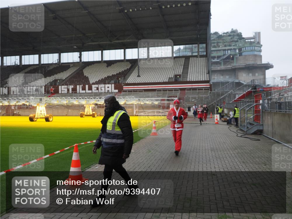 07.12.2025 - St. Pauli X-Mass-Run No. 15 Fabian Wolf http://msf.ph/oto/9394407 07.12.2025 10:25:07 Ziel 1012, 3962, 4335, 4431, 4474, 4513, 4514, 4846 meine-sportfotos.de