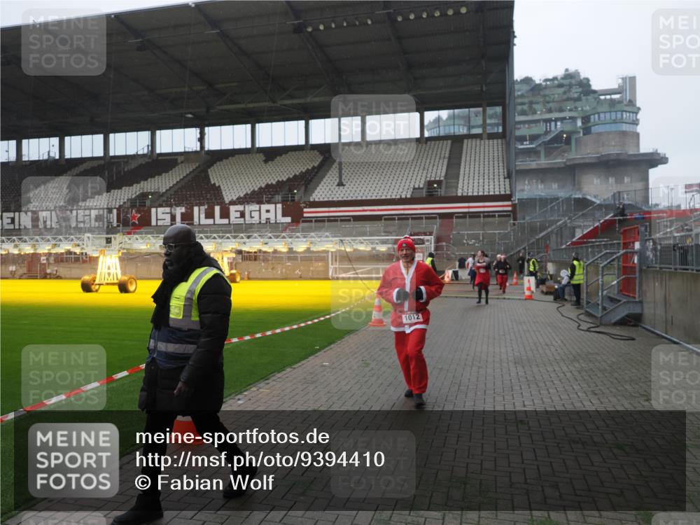 07.12.2025 - St. Pauli X-Mass-Run No. 15 Fabian Wolf http://msf.ph/oto/9394410 07.12.2025 10:25:08 Ziel 1012, 1987, 1995, 3962, 4335, 4431, 4474, 4513, 4514, 4846 meine-sportfotos.de