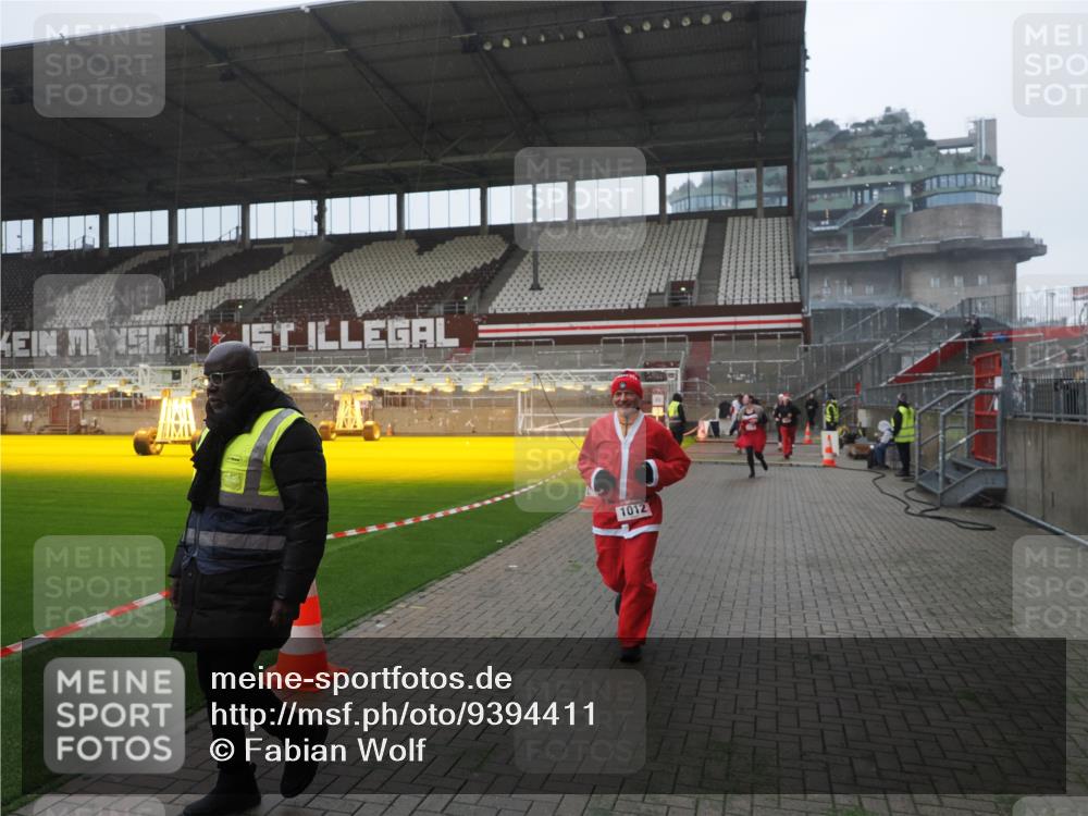 07.12.2025 - St. Pauli X-Mass-Run No. 15 Fabian Wolf http://msf.ph/oto/9394411 07.12.2025 10:25:08 Ziel 1012, 1987, 1995, 3962, 4335, 4431, 4474, 4513, 4514, 4846 meine-sportfotos.de