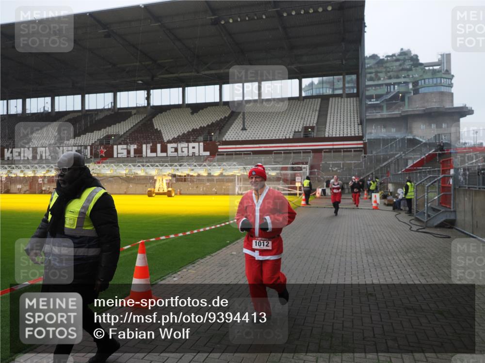 07.12.2025 - St. Pauli X-Mass-Run No. 15 Fabian Wolf http://msf.ph/oto/9394413 07.12.2025 10:25:08 Ziel 1012, 1987, 1995, 3962, 4335, 4431, 4474, 4513, 4514, 4846 meine-sportfotos.de