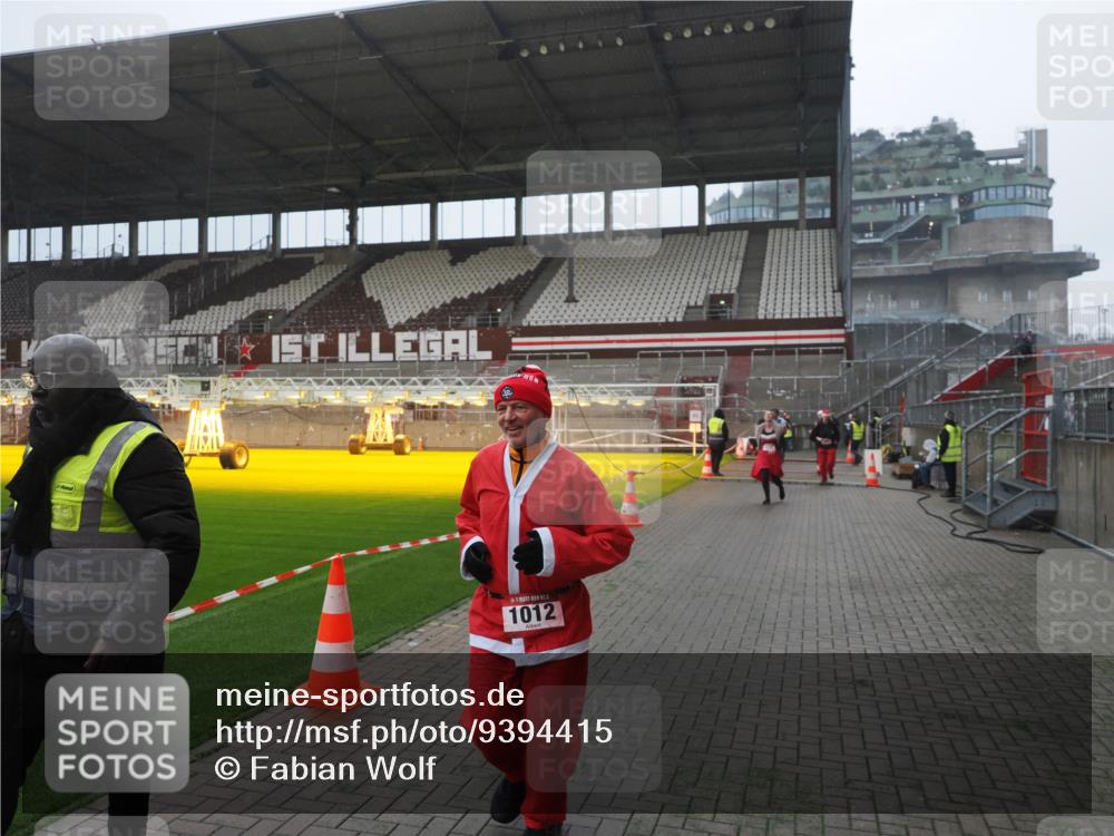 07.12.2025 - St. Pauli X-Mass-Run No. 15 Fabian Wolf http://msf.ph/oto/9394415 07.12.2025 10:25:09 Ziel 1012, 1977, 1987, 1995, 3962, 4335, 4431, 4474, 4513, 4514, 4846 meine-sportfotos.de
