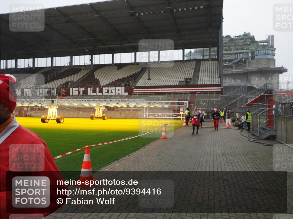 07.12.2025 - St. Pauli X-Mass-Run No. 15 Fabian Wolf http://msf.ph/oto/9394416 07.12.2025 10:25:09 Ziel 1012, 1977, 1987, 1995, 3962, 4335, 4431, 4474, 4513, 4514, 4846 meine-sportfotos.de