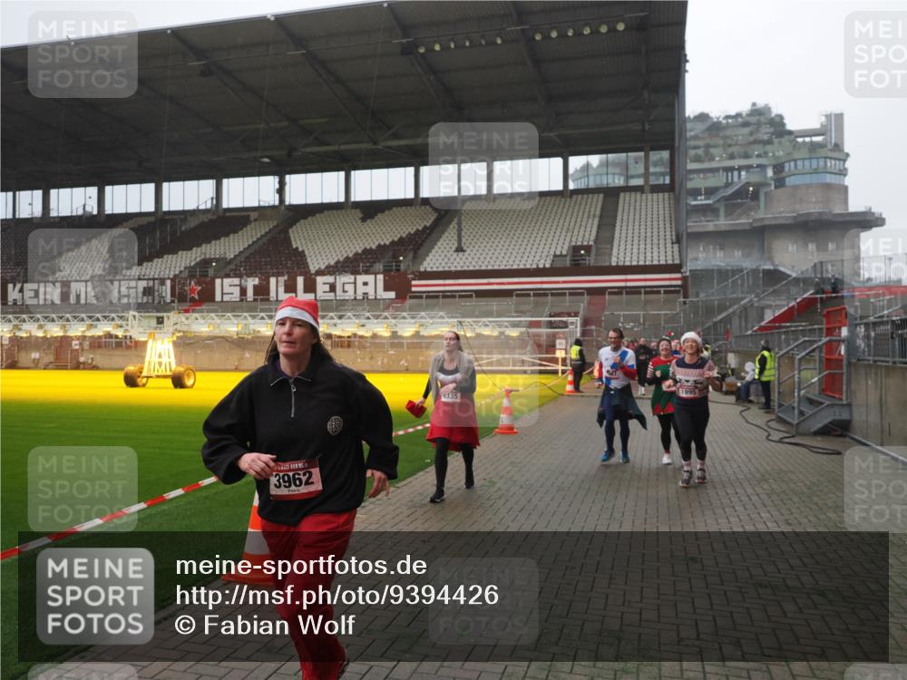 07.12.2025 - St. Pauli X-Mass-Run No. 15 Fabian Wolf http://msf.ph/oto/9394426 07.12.2025 10:25:15 Ziel 1012, 1977, 1987, 1995, 3962, 4118, 4119, 4121, 4201, 4204, 4284, 4335, 4431 meine-sportfotos.de