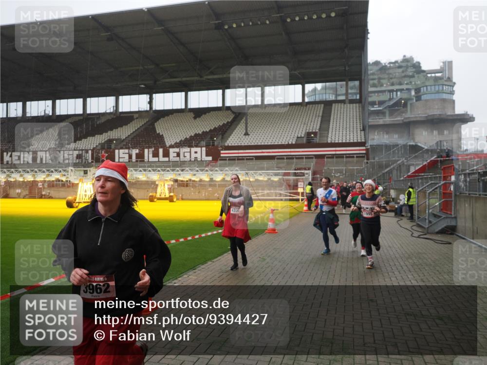 07.12.2025 - St. Pauli X-Mass-Run No. 15 Fabian Wolf http://msf.ph/oto/9394427 07.12.2025 10:25:15 Ziel 1012, 1977, 1987, 1995, 3962, 4118, 4119, 4121, 4201, 4204, 4284, 4335, 4431 meine-sportfotos.de