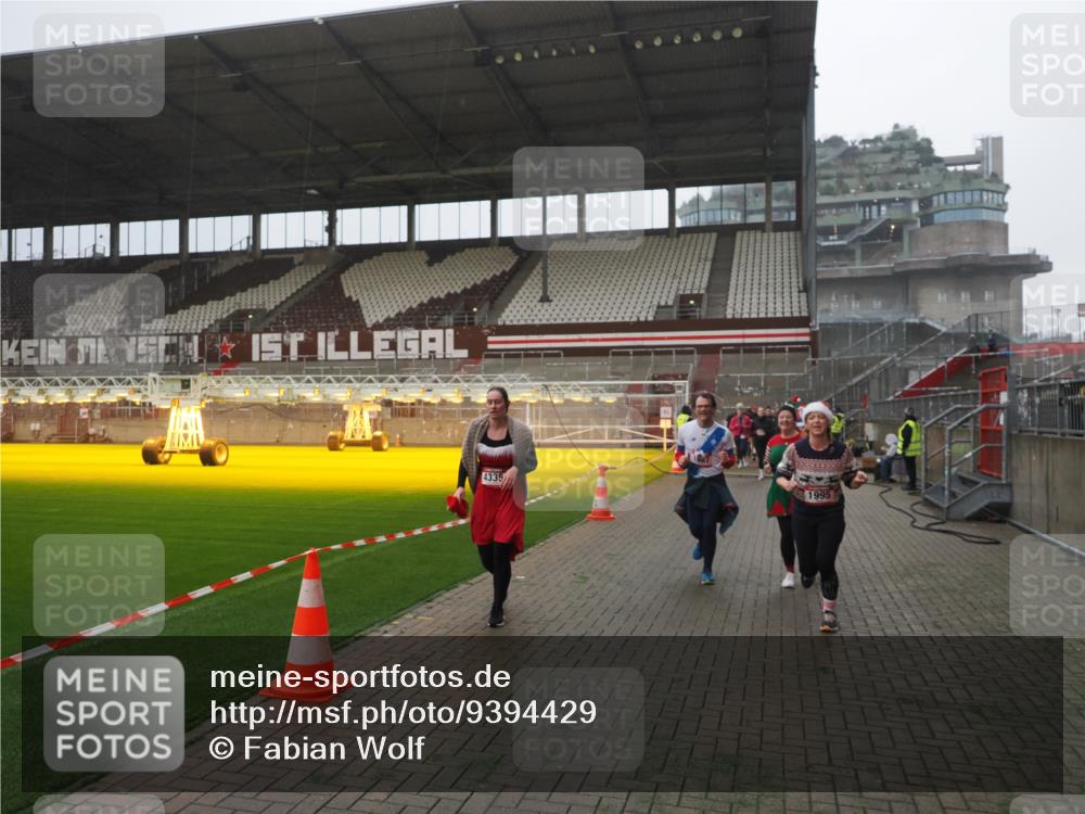 07.12.2025 - St. Pauli X-Mass-Run No. 15 Fabian Wolf http://msf.ph/oto/9394429 07.12.2025 10:25:15 Ziel 1012, 1977, 1987, 1995, 3962, 4118, 4119, 4121, 4201, 4204, 4284, 4335, 4431 meine-sportfotos.de