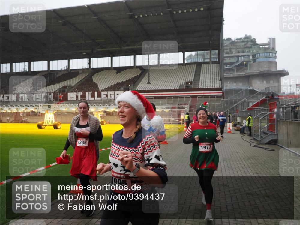 07.12.2025 - St. Pauli X-Mass-Run No. 15 Fabian Wolf http://msf.ph/oto/9394437 07.12.2025 10:25:17 Ziel 1012, 1247, 1977, 1987, 1995, 3962, 4118, 4119, 4121, 4201, 4204, 4284, 4335, 4445, 4482, 4485 meine-sportfotos.de