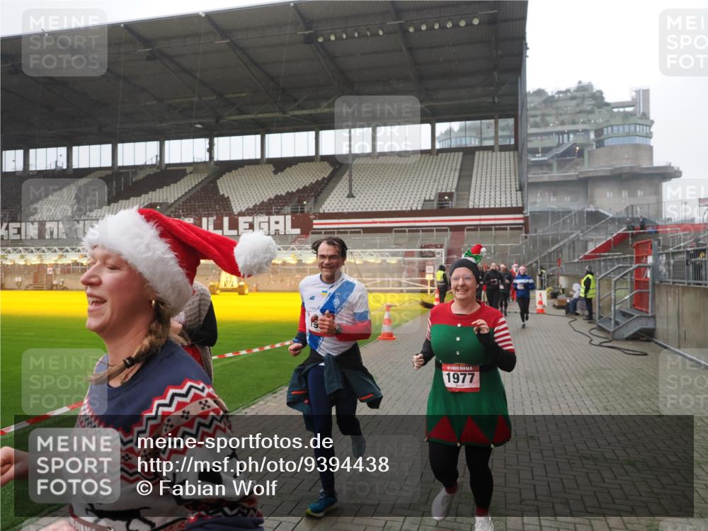 07.12.2025 - St. Pauli X-Mass-Run No. 15 Fabian Wolf http://msf.ph/oto/9394438 07.12.2025 10:25:17 Ziel 1012, 1247, 1977, 1987, 1995, 3962, 4118, 4119, 4121, 4201, 4204, 4284, 4335, 4445, 4482, 4485 meine-sportfotos.de
