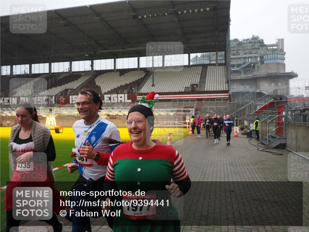 07.12.2025 - St. Pauli X-Mass-Run No. 15 Fabian Wolf http://msf.ph/oto/9394441 07.12.2025 10:25:18 Ziel 1012, 1247, 1631, 1977, 1987, 1995, 2029, 3962, 4118, 4119, 4121, 4201, 4204, 4284, 4335, 4445, 4482, 4485 meine-sportfotos.de