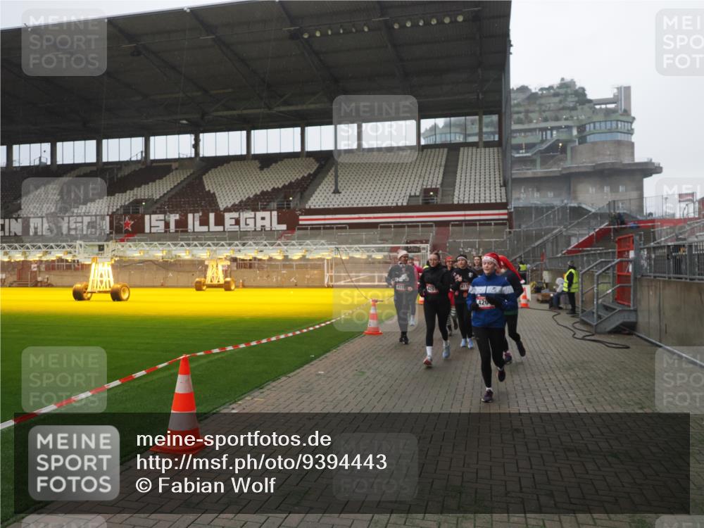 07.12.2025 - St. Pauli X-Mass-Run No. 15 Fabian Wolf http://msf.ph/oto/9394443 07.12.2025 10:25:21 Ziel 1012, 1247, 1631, 1977, 1987, 1995, 2029, 3962, 4118, 4119, 4121, 4201, 4204, 4284, 4335, 4445, 4482, 4485 meine-sportfotos.de