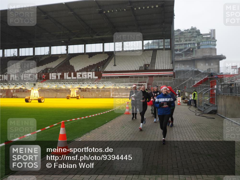 07.12.2025 - St. Pauli X-Mass-Run No. 15 Fabian Wolf http://msf.ph/oto/9394445 07.12.2025 10:25:21 Ziel 1012, 1247, 1631, 1977, 1987, 1995, 2029, 3962, 4118, 4119, 4121, 4201, 4204, 4284, 4335, 4445, 4482, 4485 meine-sportfotos.de
