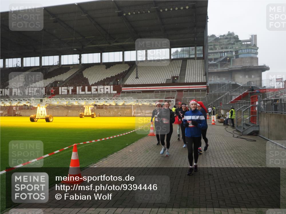 07.12.2025 - St. Pauli X-Mass-Run No. 15 Fabian Wolf http://msf.ph/oto/9394446 07.12.2025 10:25:22 Ziel 1247, 1631, 1977, 1987, 1995, 2029, 3962, 4118, 4119, 4121, 4201, 4204, 4284, 4335, 4445, 4482, 4485 meine-sportfotos.de