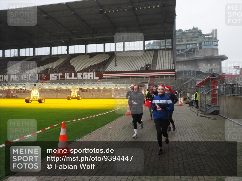 07.12.2025 - St. Pauli X-Mass-Run No. 15 Fabian Wolf http://msf.ph/oto/9394447 07.12.2025 10:25:22 Ziel 1247, 1631, 1977, 1987, 1995, 2029, 3962, 4118, 4119, 4121, 4201, 4204, 4284, 4335, 4445, 4482, 4485 meine-sportfotos.de