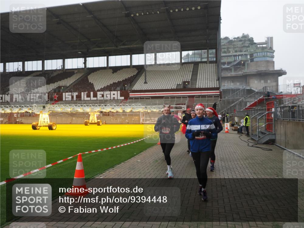 07.12.2025 - St. Pauli X-Mass-Run No. 15 Fabian Wolf http://msf.ph/oto/9394448 07.12.2025 10:25:22 Ziel 1247, 1631, 1977, 1987, 1995, 2029, 3962, 4118, 4119, 4121, 4201, 4204, 4284, 4335, 4445, 4482, 4485 meine-sportfotos.de