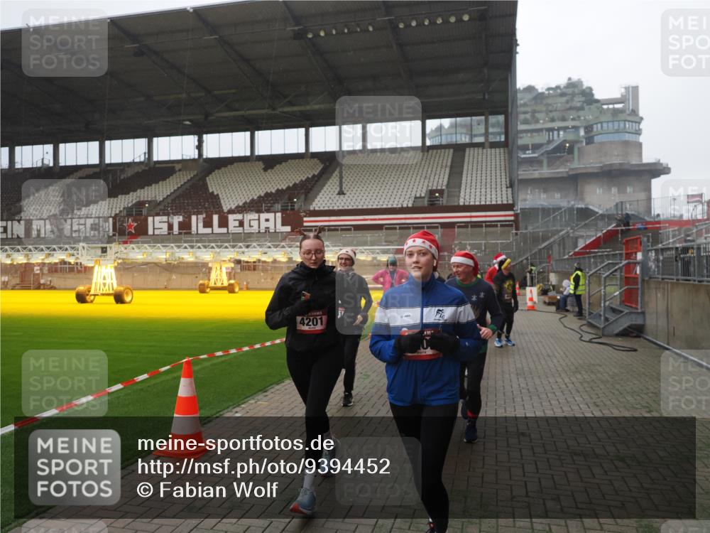 07.12.2025 - St. Pauli X-Mass-Run No. 15 Fabian Wolf http://msf.ph/oto/9394452 07.12.2025 10:25:23 Ziel 1247, 1631, 1977, 1987, 1995, 2029, 3962, 4118, 4119, 4121, 4201, 4204, 4284, 4335, 4445, 4482, 4485 meine-sportfotos.de