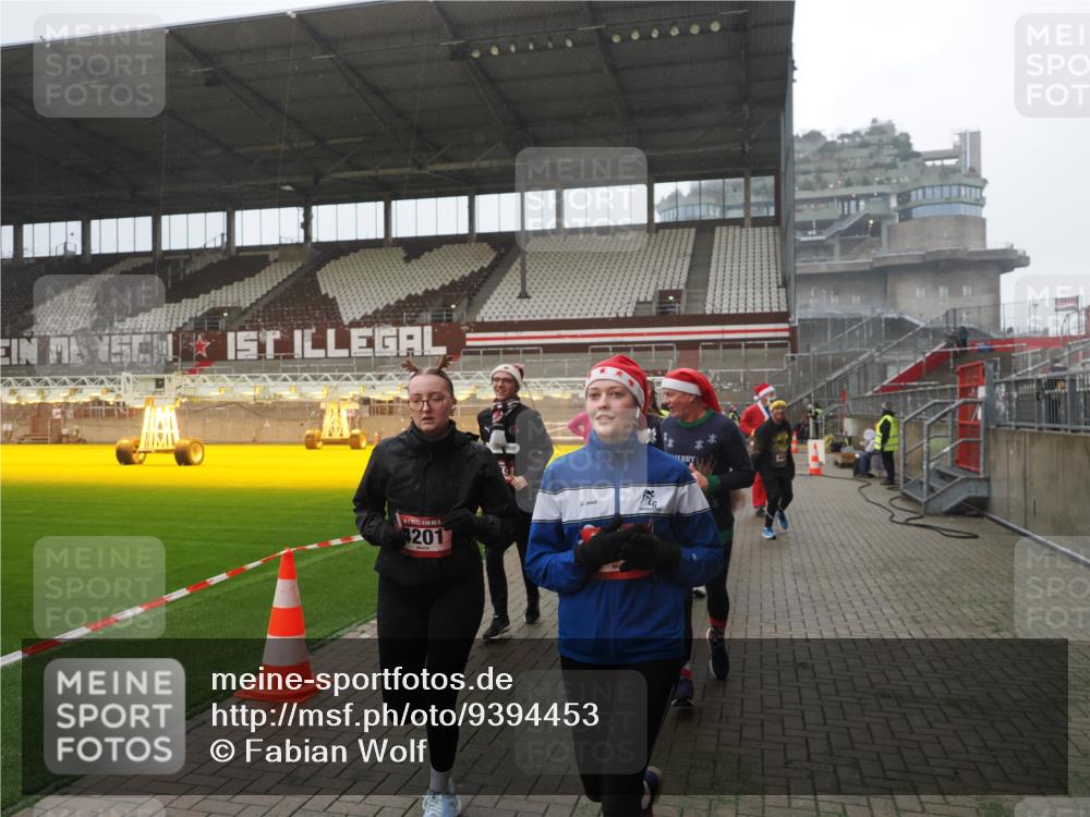 07.12.2025 - St. Pauli X-Mass-Run No. 15 Fabian Wolf http://msf.ph/oto/9394453 07.12.2025 10:25:23 Ziel 1247, 1631, 1977, 1987, 1995, 2029, 3962, 4118, 4119, 4121, 4201, 4204, 4284, 4335, 4445, 4482, 4485 meine-sportfotos.de