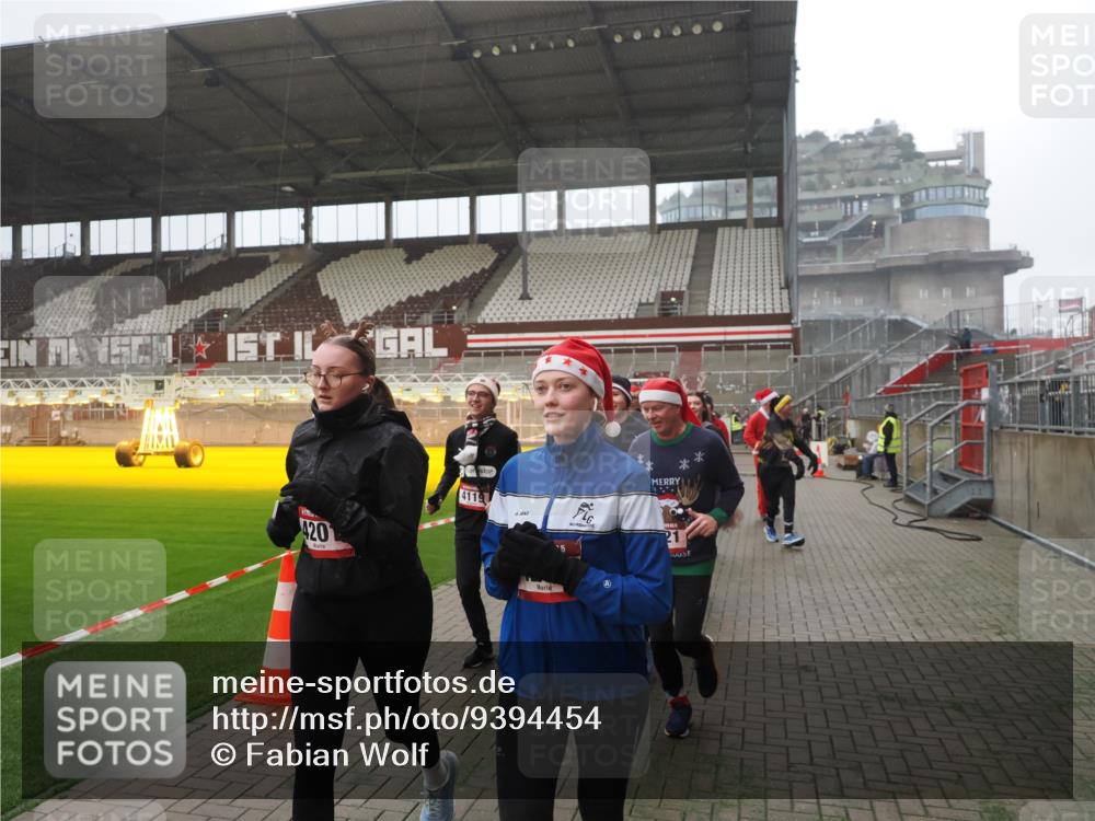 07.12.2025 - St. Pauli X-Mass-Run No. 15 Fabian Wolf http://msf.ph/oto/9394454 07.12.2025 10:25:23 Ziel 1247, 1631, 1977, 1987, 1995, 2029, 3962, 4118, 4119, 4121, 4201, 4204, 4284, 4335, 4445, 4482, 4485 meine-sportfotos.de