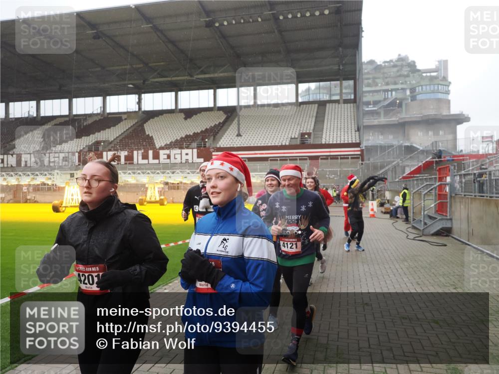 07.12.2025 - St. Pauli X-Mass-Run No. 15 Fabian Wolf http://msf.ph/oto/9394455 07.12.2025 10:25:23 Ziel 1247, 1631, 1977, 1987, 1995, 2029, 3962, 4118, 4119, 4121, 4201, 4204, 4284, 4335, 4445, 4482, 4485 meine-sportfotos.de