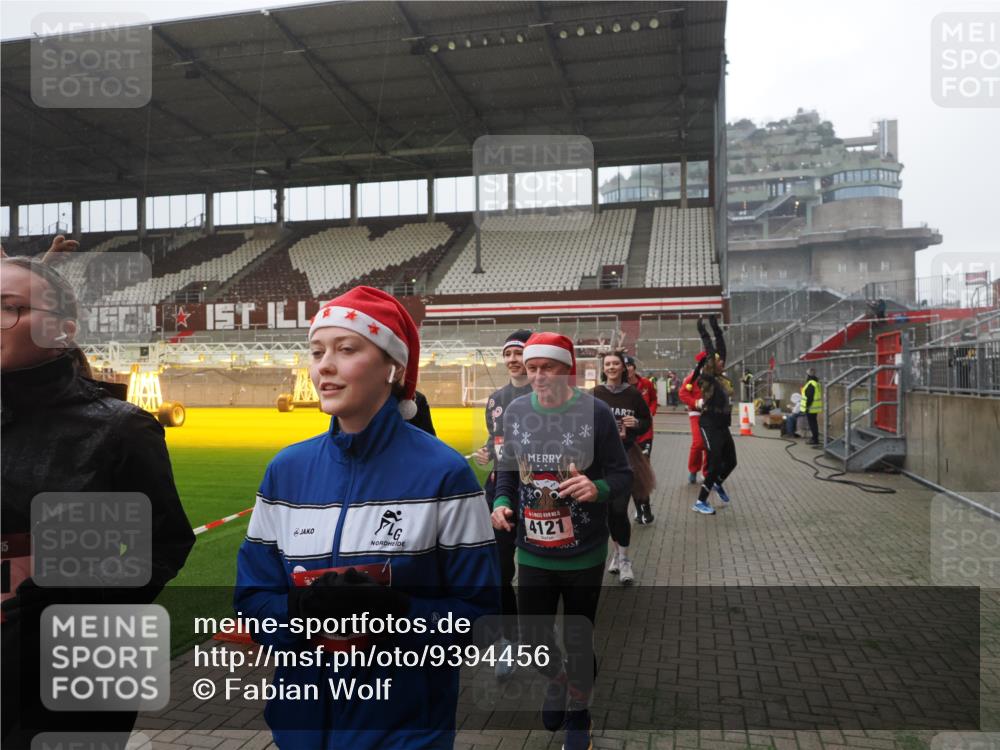 07.12.2025 - St. Pauli X-Mass-Run No. 15 Fabian Wolf http://msf.ph/oto/9394456 07.12.2025 10:25:24 Ziel 1247, 1631, 1977, 1987, 1995, 2029, 3962, 4118, 4119, 4121, 4201, 4204, 4284, 4335, 4445, 4482, 4485 meine-sportfotos.de