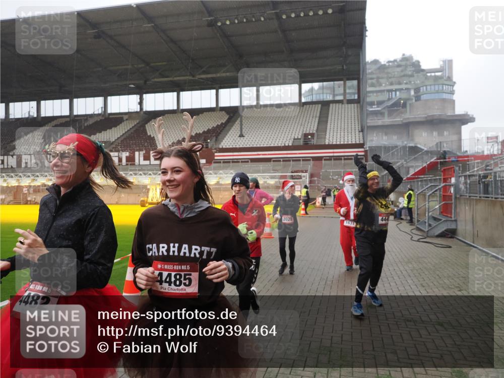 07.12.2025 - St. Pauli X-Mass-Run No. 15 Fabian Wolf http://msf.ph/oto/9394464 07.12.2025 10:25:25 Ziel 1247, 1631, 1977, 1987, 1995, 2029, 3962, 4118, 4119, 4121, 4201, 4204, 4284, 4335, 4445, 4482, 4485 meine-sportfotos.de