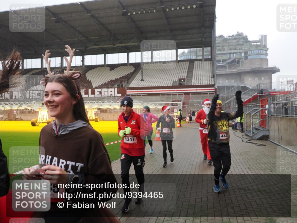 07.12.2025 - St. Pauli X-Mass-Run No. 15 Fabian Wolf http://msf.ph/oto/9394465 07.12.2025 10:25:26 Ziel 1247, 1631, 1977, 1987, 1995, 2029, 2680, 3962, 4118, 4119, 4121, 4201, 4204, 4284, 4445, 4482, 4485 meine-sportfotos.de