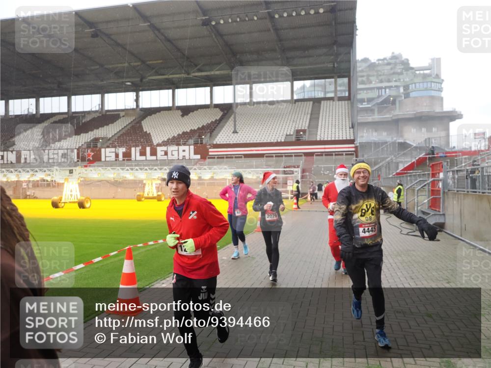 07.12.2025 - St. Pauli X-Mass-Run No. 15 Fabian Wolf http://msf.ph/oto/9394466 07.12.2025 10:25:26 Ziel 1247, 1631, 1977, 1987, 1995, 2029, 2680, 3962, 4118, 4119, 4121, 4201, 4204, 4284, 4445, 4482, 4485 meine-sportfotos.de