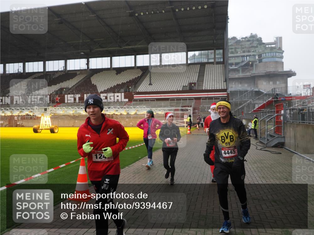 07.12.2025 - St. Pauli X-Mass-Run No. 15 Fabian Wolf http://msf.ph/oto/9394467 07.12.2025 10:25:26 Ziel 1247, 1631, 1977, 1987, 1995, 2029, 2680, 3962, 4118, 4119, 4121, 4201, 4204, 4284, 4445, 4482, 4485 meine-sportfotos.de