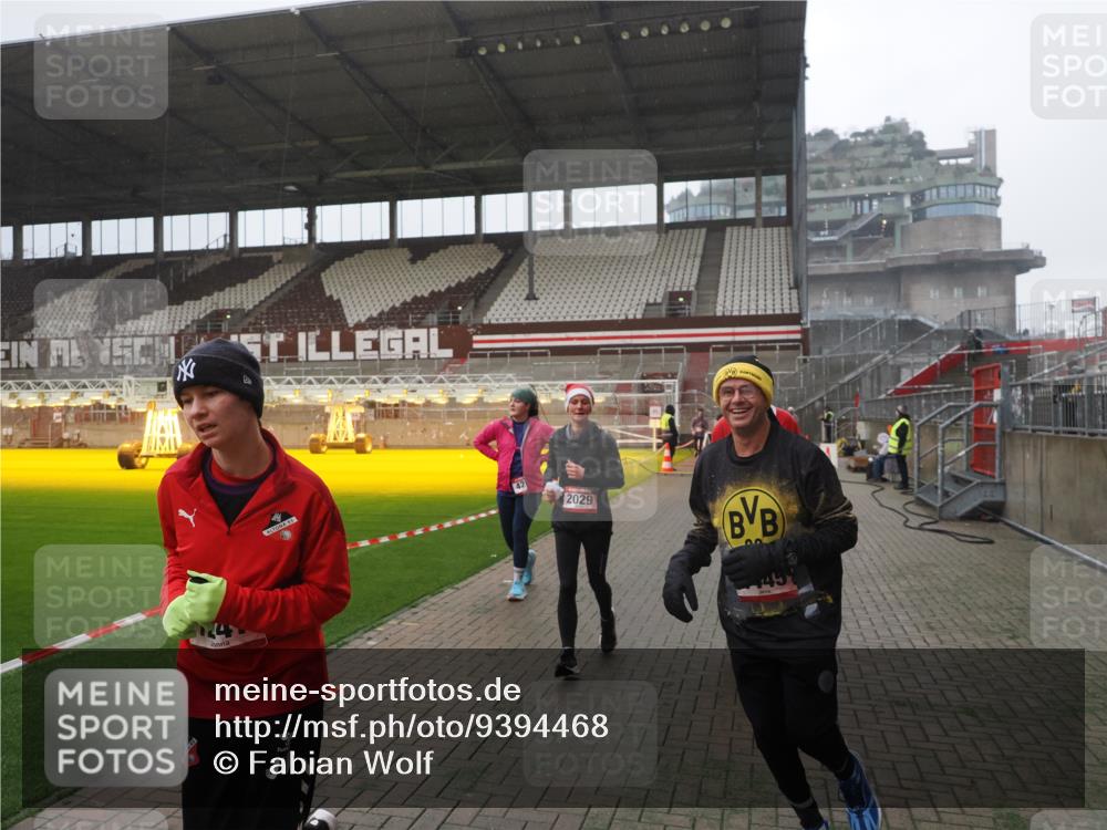 07.12.2025 - St. Pauli X-Mass-Run No. 15 Fabian Wolf http://msf.ph/oto/9394468 07.12.2025 10:25:26 Ziel 1247, 1631, 1977, 1987, 1995, 2029, 2680, 3962, 4118, 4119, 4121, 4201, 4204, 4284, 4445, 4482, 4485 meine-sportfotos.de