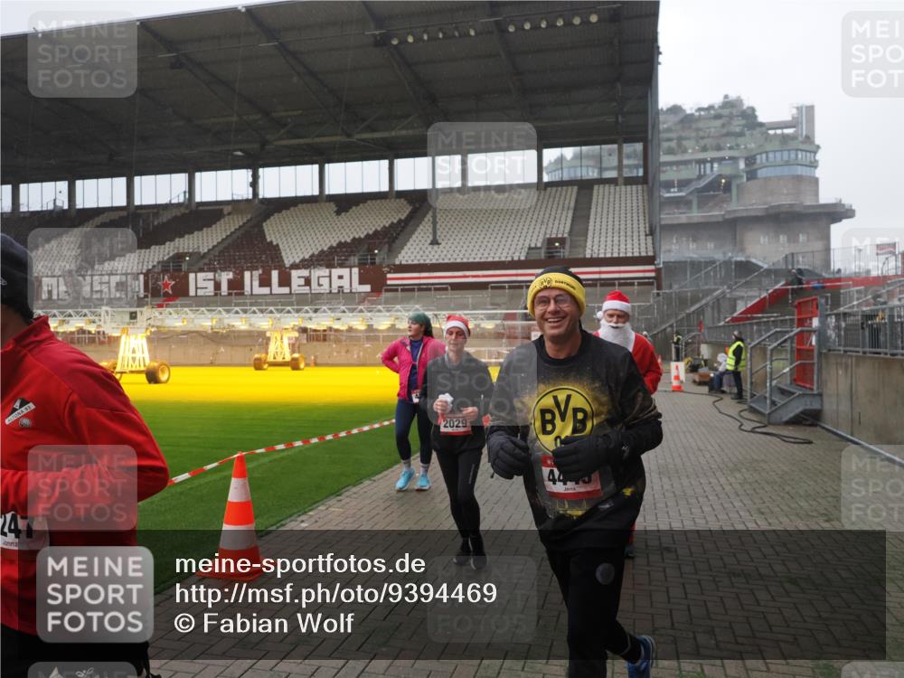 07.12.2025 - St. Pauli X-Mass-Run No. 15 Fabian Wolf http://msf.ph/oto/9394469 07.12.2025 10:25:26 Ziel 1247, 1631, 1977, 1987, 1995, 2029, 2680, 3962, 4118, 4119, 4121, 4201, 4204, 4284, 4445, 4482, 4485 meine-sportfotos.de