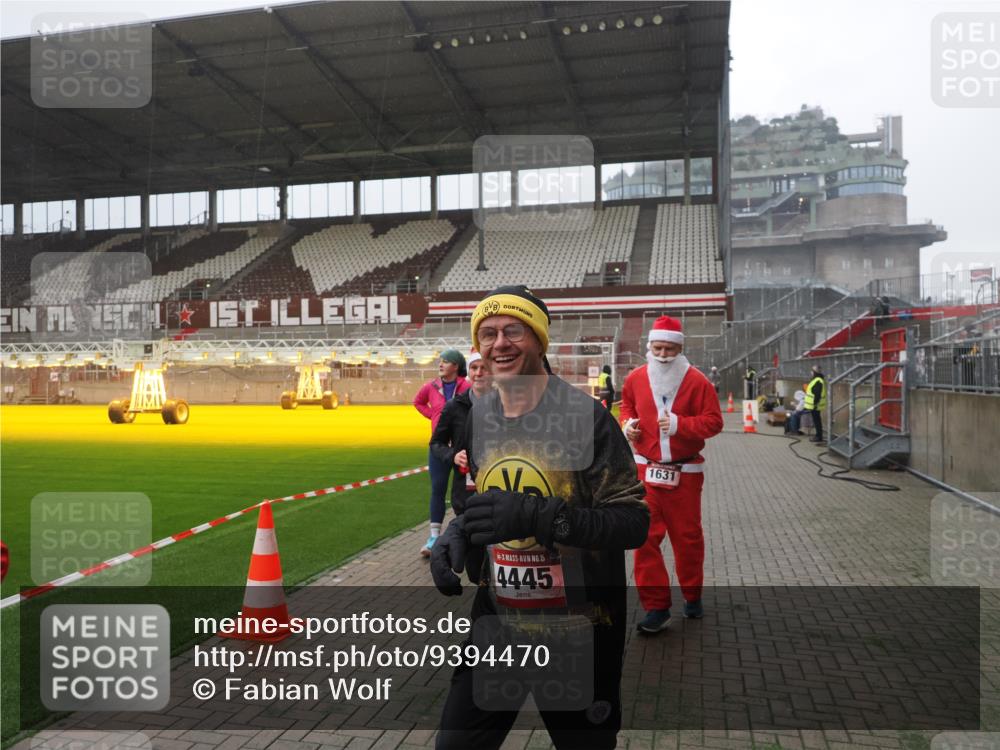 07.12.2025 - St. Pauli X-Mass-Run No. 15 Fabian Wolf http://msf.ph/oto/9394470 07.12.2025 10:25:27 Ziel 1247, 1631, 1977, 1987, 1995, 2029, 2680, 3962, 4118, 4119, 4121, 4201, 4204, 4284, 4372, 4373, 4445, 4482, 4485 meine-sportfotos.de