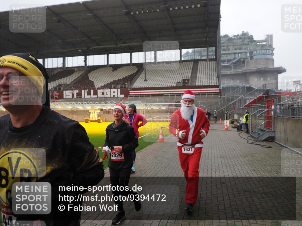07.12.2025 - St. Pauli X-Mass-Run No. 15 Fabian Wolf http://msf.ph/oto/9394472 07.12.2025 10:25:27 Ziel 1247, 1631, 1977, 1987, 1995, 2029, 2680, 3962, 4118, 4119, 4121, 4201, 4204, 4284, 4372, 4373, 4445, 4482, 4485 meine-sportfotos.de