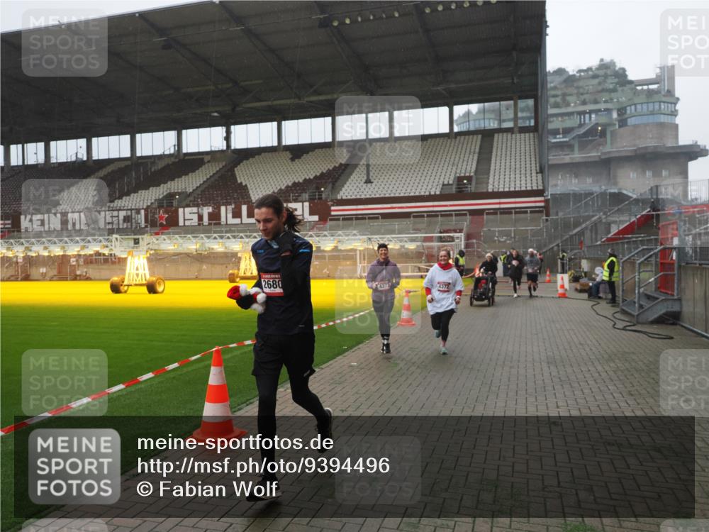 07.12.2025 - St. Pauli X-Mass-Run No. 15 Fabian Wolf http://msf.ph/oto/9394496 07.12.2025 10:25:32 Ziel 1247, 1631, 2029, 2680, 3742, 4118, 4119, 4121, 4162, 4164, 4201, 4202, 4204, 4284, 4372, 4373, 4445, 4482, 4485 meine-sportfotos.de