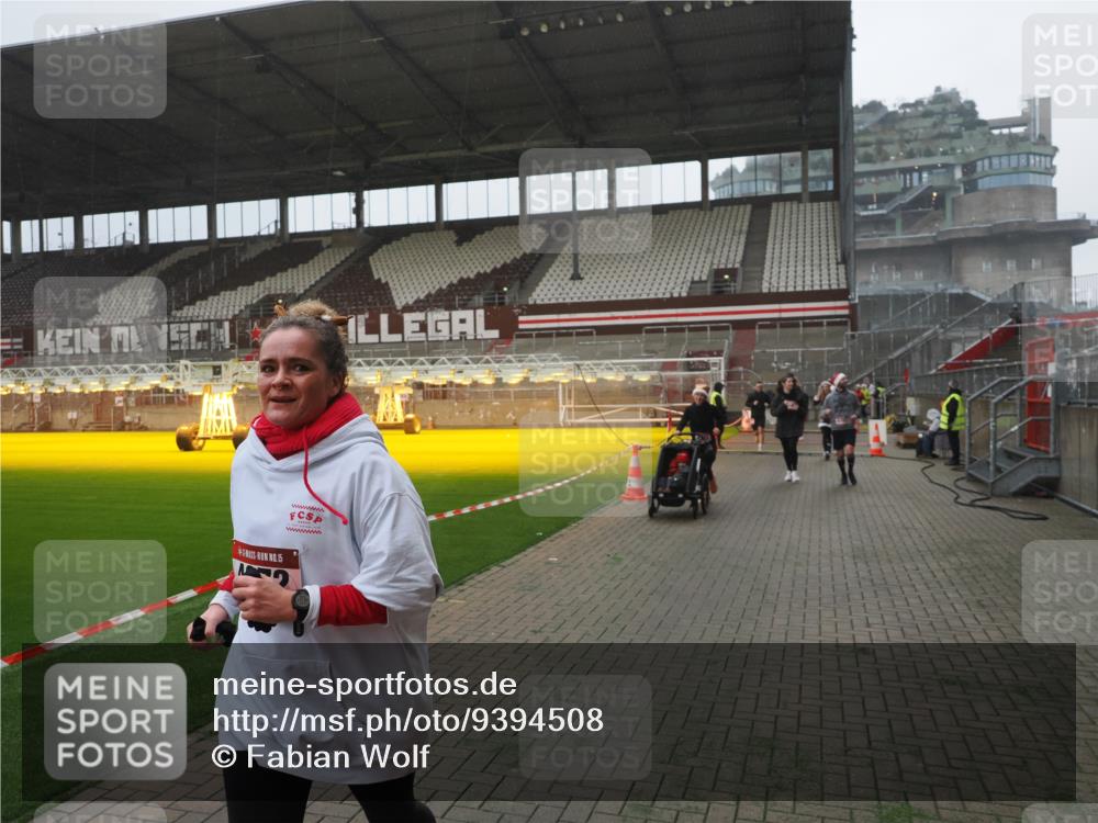 07.12.2025 - St. Pauli X-Mass-Run No. 15 Fabian Wolf http://msf.ph/oto/9394508 07.12.2025 10:25:35 Ziel 50, 129, 211, 404, 1069, 1247, 1631, 2029, 2680, 3742, 4118, 4119, 4162, 4164, 4202, 4372, 4373, 4445, 4482, 4485 meine-sportfotos.de