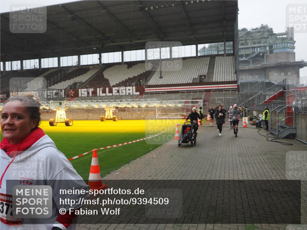 07.12.2025 - St. Pauli X-Mass-Run No. 15 Fabian Wolf http://msf.ph/oto/9394509 07.12.2025 10:25:35 Ziel 50, 129, 211, 404, 1069, 1247, 1631, 2029, 2680, 3742, 4118, 4119, 4162, 4164, 4202, 4372, 4373, 4445, 4482, 4485 meine-sportfotos.de