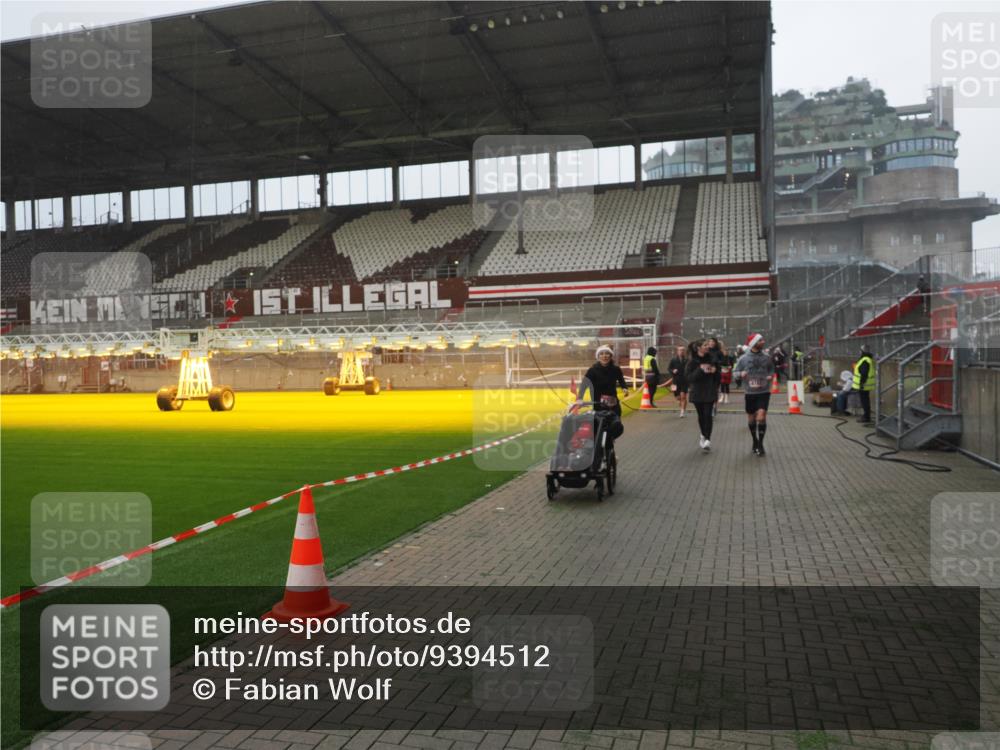 07.12.2025 - St. Pauli X-Mass-Run No. 15 Fabian Wolf http://msf.ph/oto/9394512 07.12.2025 10:25:35 Ziel 50, 129, 211, 404, 1069, 1247, 1631, 2029, 2680, 3742, 4118, 4119, 4162, 4164, 4202, 4372, 4373, 4445, 4482, 4485 meine-sportfotos.de