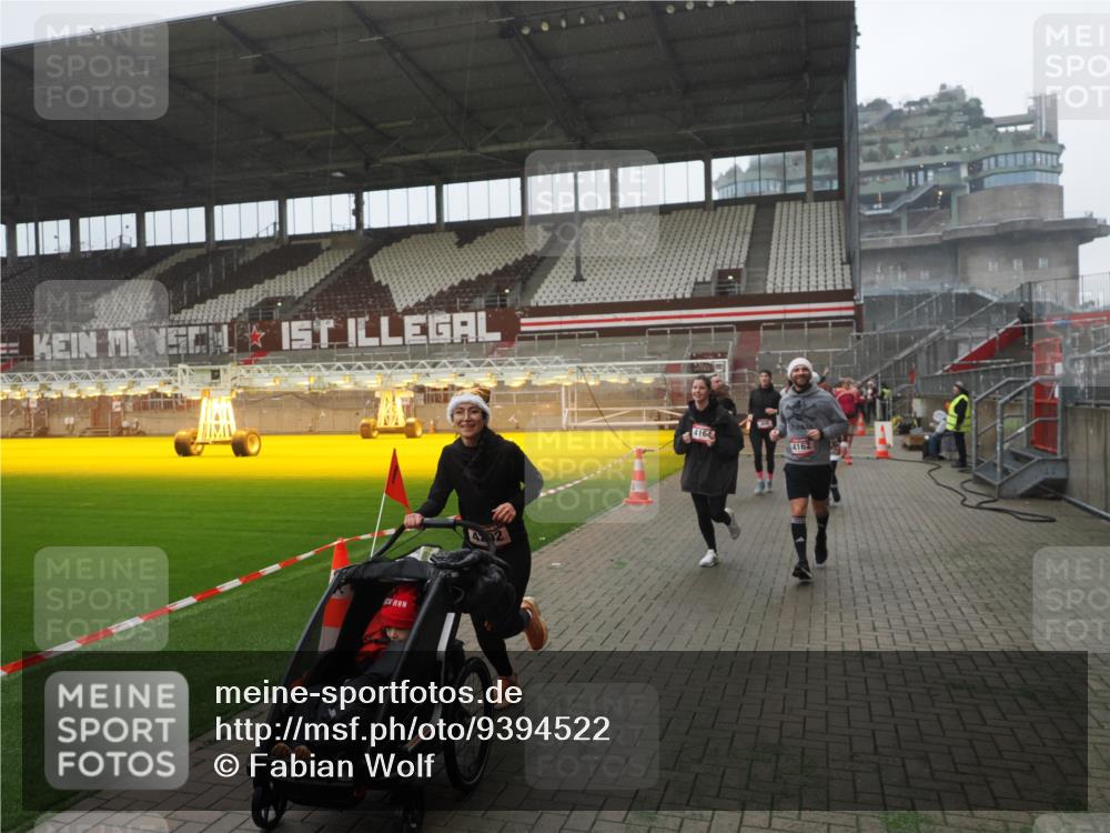 07.12.2025 - St. Pauli X-Mass-Run No. 15 Fabian Wolf http://msf.ph/oto/9394522 07.12.2025 10:25:37 Ziel 50, 129, 211, 404, 1069, 1247, 1631, 2029, 2680, 3742, 4162, 4164, 4202, 4372, 4373, 4445, 4501 meine-sportfotos.de
