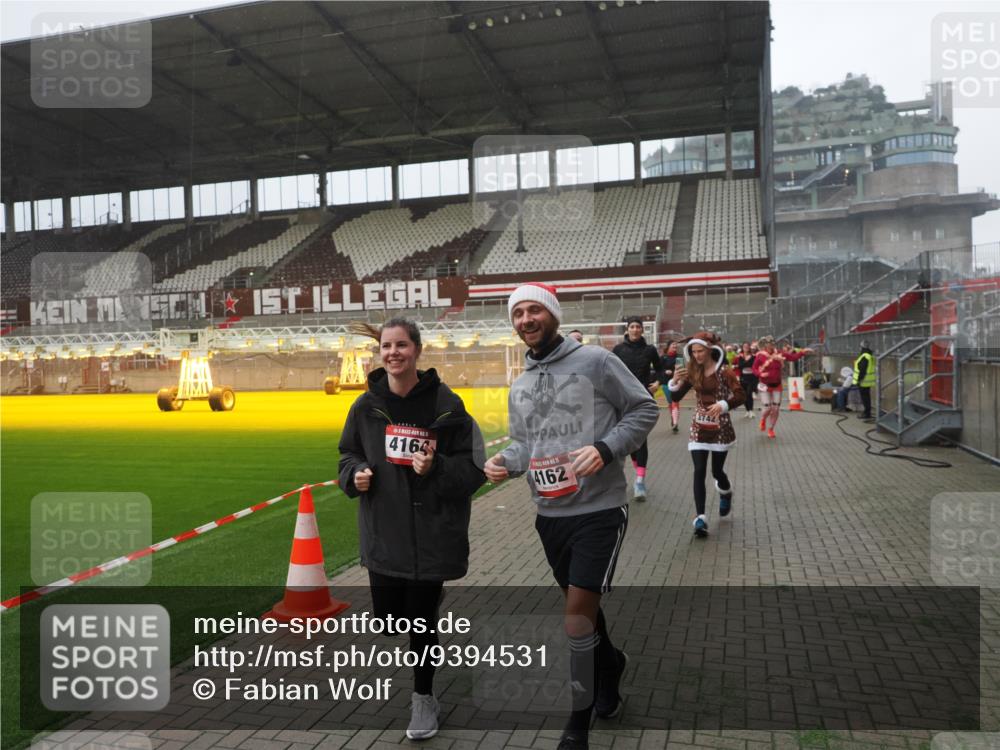 07.12.2025 - St. Pauli X-Mass-Run No. 15 Fabian Wolf http://msf.ph/oto/9394531 07.12.2025 10:25:39 Ziel 50, 129, 211, 369, 398, 404, 1069, 2104, 2680, 3742, 3779, 4162, 4164, 4202, 4372, 4373, 4501 meine-sportfotos.de