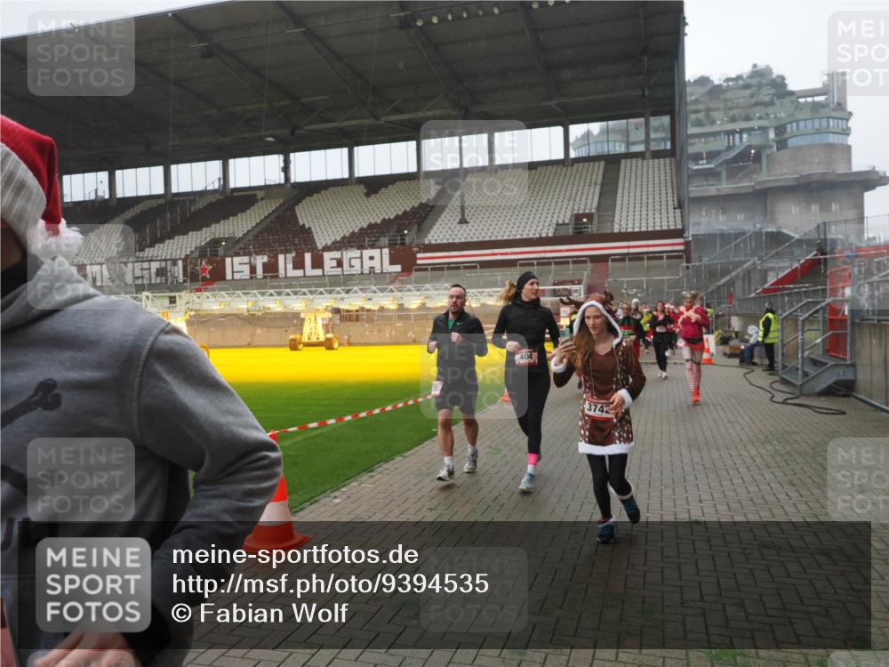 07.12.2025 - St. Pauli X-Mass-Run No. 15 Fabian Wolf http://msf.ph/oto/9394535 07.12.2025 10:25:40 Ziel 50, 129, 211, 369, 374, 387, 398, 404, 1069, 2104, 2680, 3742, 3779, 4162, 4164, 4202, 4372, 4373, 4501 meine-sportfotos.de