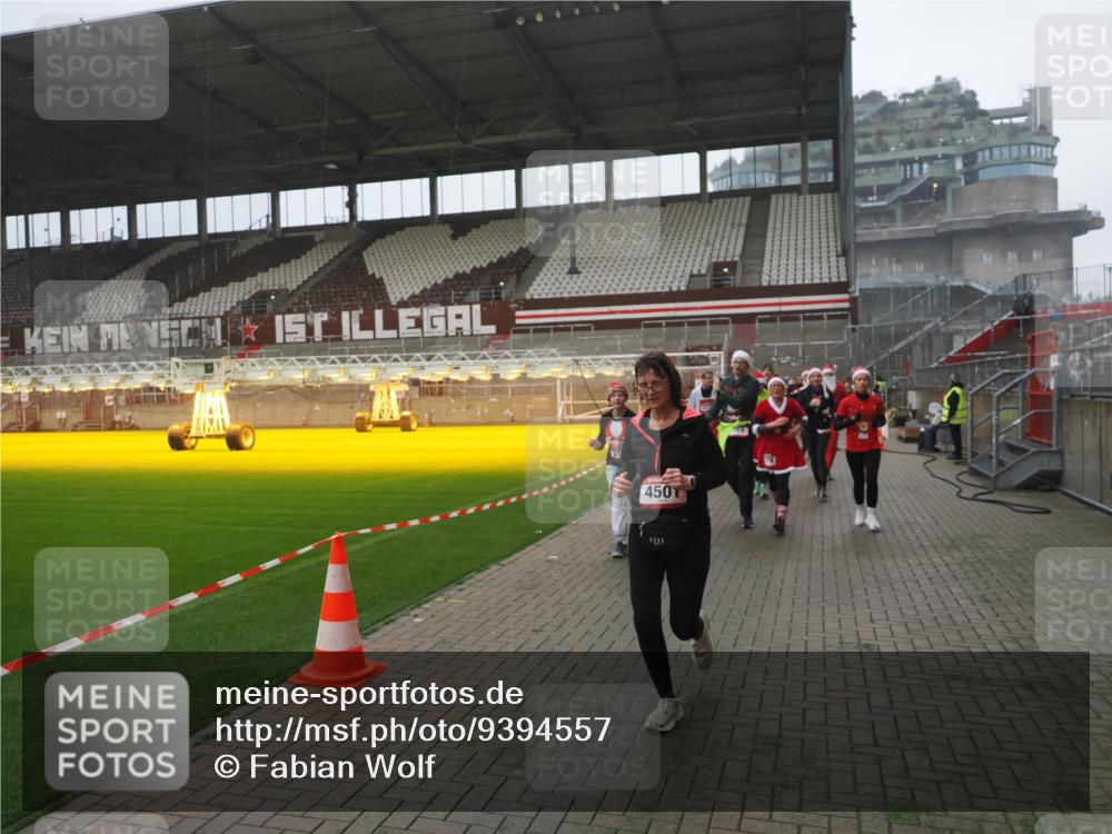 07.12.2025 - St. Pauli X-Mass-Run No. 15 Fabian Wolf http://msf.ph/oto/9394557 07.12.2025 10:25:45 Ziel 50, 129, 211, 369, 374, 387, 398, 404, 1069, 2041, 2104, 2106, 2149, 2191, 2215, 2680, 2896, 3742, 3779, 3918, 4162, 4164, 4202, 4372, 4373, 4501 meine-sportfotos.de
