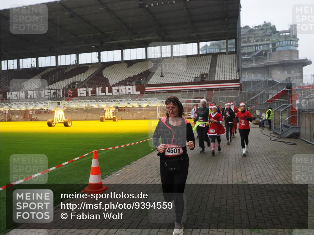 07.12.2025 - St. Pauli X-Mass-Run No. 15 Fabian Wolf http://msf.ph/oto/9394559 07.12.2025 10:25:45 Ziel 50, 129, 211, 369, 374, 387, 398, 404, 1069, 2041, 2104, 2106, 2149, 2191, 2215, 2680, 2896, 3742, 3779, 3918, 4162, 4164, 4202, 4372, 4373, 4501 meine-sportfotos.de