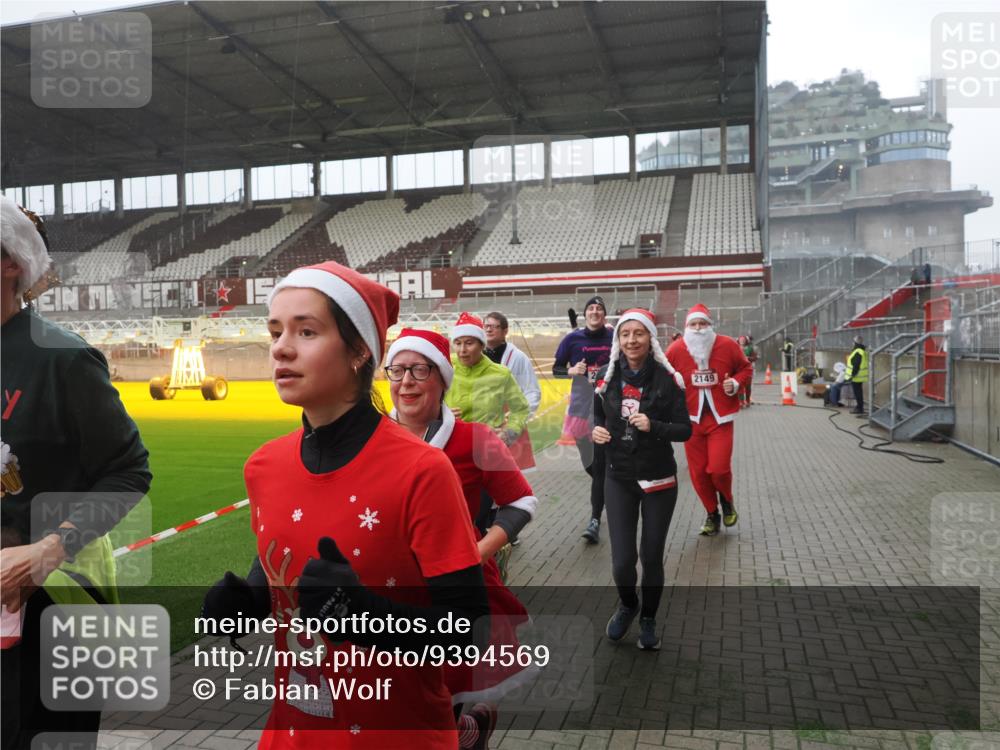 07.12.2025 - St. Pauli X-Mass-Run No. 15 Fabian Wolf http://msf.ph/oto/9394569 07.12.2025 10:25:48 Ziel 50, 129, 211, 369, 374, 387, 398, 404, 1069, 1227, 1538, 1581, 1586, 2041, 2104, 2106, 2149, 2191, 2215, 2896, 3742, 3779, 3910, 3918, 4162, 4164, 4202, 4300, 4301, 4501 meine-sportfotos.de