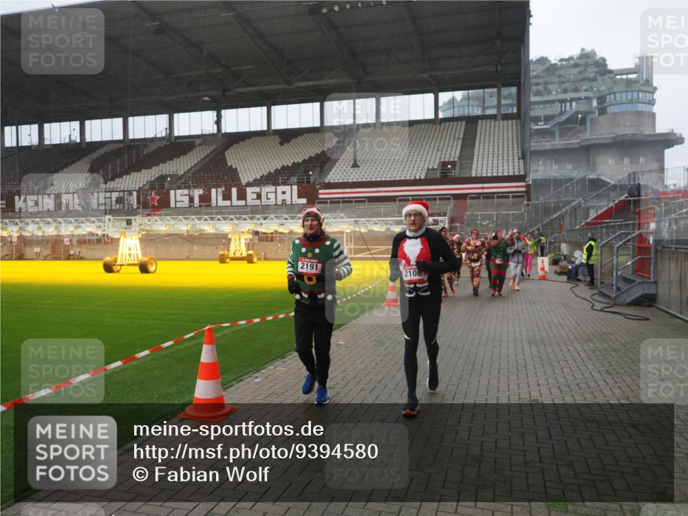 07.12.2025 - St. Pauli X-Mass-Run No. 15 Fabian Wolf http://msf.ph/oto/9394580 07.12.2025 10:25:50 Ziel 50, 129, 211, 369, 374, 387, 398, 404, 1069, 1227, 1538, 1581, 1586, 2041, 2104, 2106, 2149, 2191, 2215, 2896, 3742, 3779, 3910, 3918, 4162, 4164, 4300, 4301, 4501, 4775, 4782 meine-sportfotos.de