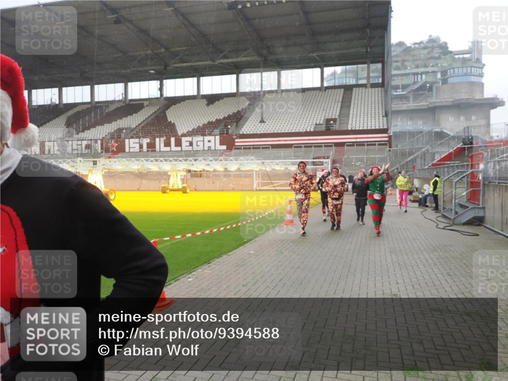07.12.2025 - St. Pauli X-Mass-Run No. 15 Fabian Wolf http://msf.ph/oto/9394588 07.12.2025 10:25:52 Ziel 50, 129, 211, 369, 374, 387, 398, 404, 422, 1069, 1227, 1538, 1561, 1581, 1586, 2041, 2104, 2106, 2149, 2191, 2215, 2896, 3742, 3779, 3805, 3910, 3918, 4300, 4301, 4501, 4775, 4782 meine-sportfotos.de