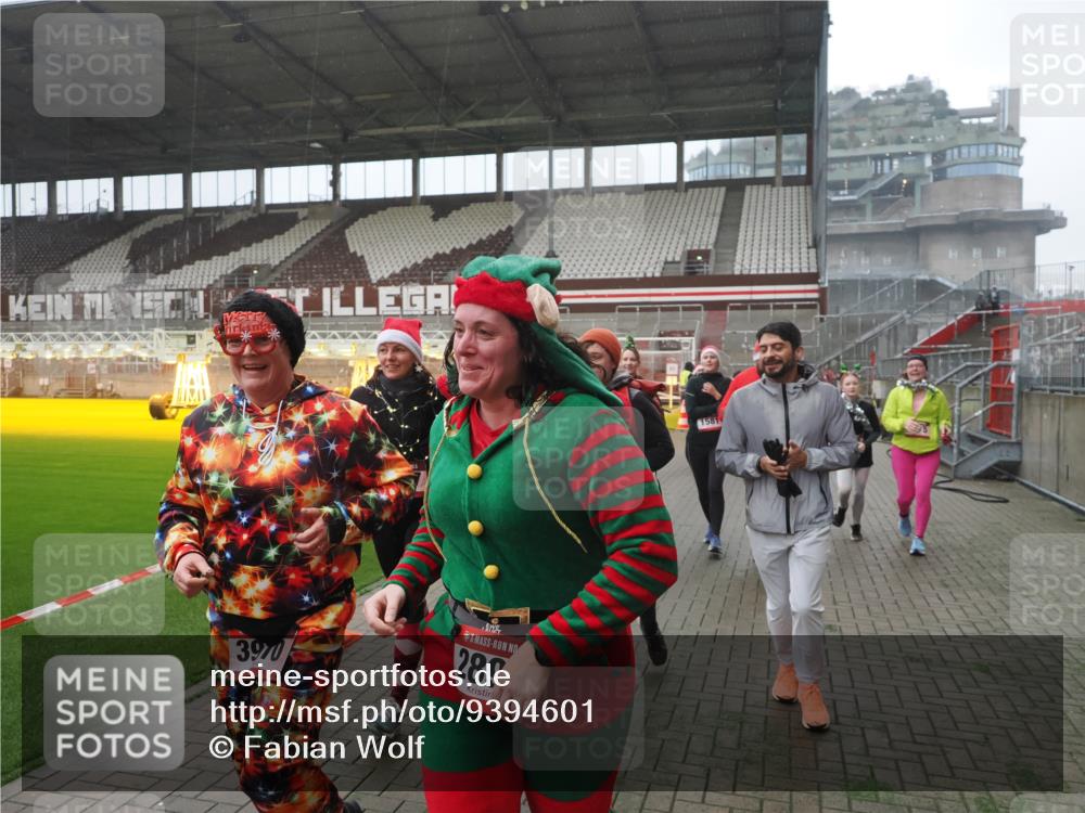 07.12.2025 - St. Pauli X-Mass-Run No. 15 Fabian Wolf http://msf.ph/oto/9394601 07.12.2025 10:25:56 Ziel 369, 374, 387, 398, 422, 1227, 1538, 1561, 1581, 1586, 2041, 2104, 2106, 2149, 2191, 2215, 2896, 3779, 3805, 3910, 3918, 4300, 4301, 4492, 4501, 4775, 4782 meine-sportfotos.de