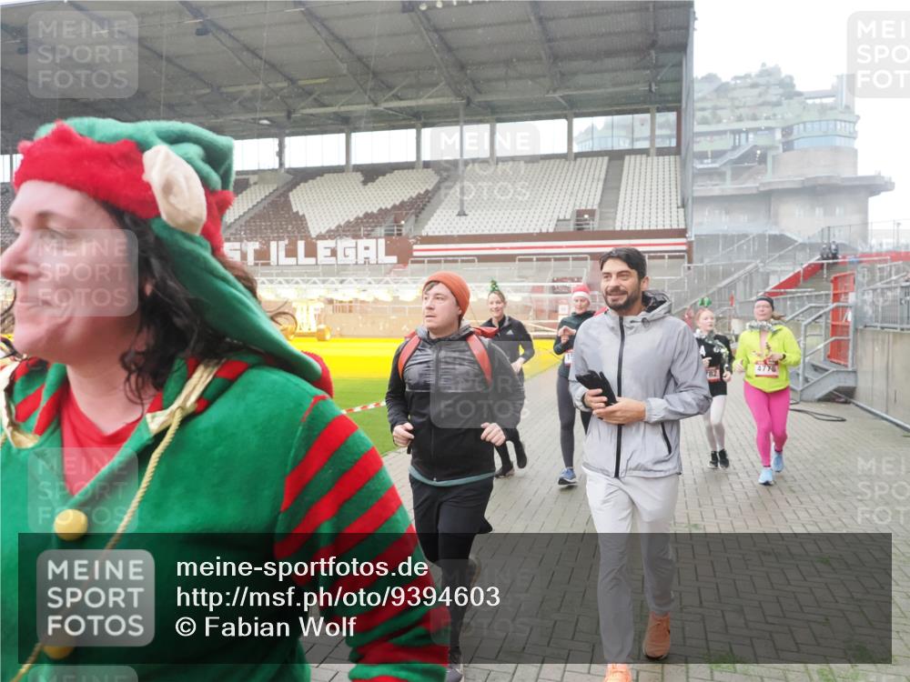 07.12.2025 - St. Pauli X-Mass-Run No. 15 Fabian Wolf http://msf.ph/oto/9394603 07.12.2025 10:25:56 Ziel 369, 374, 387, 398, 422, 1227, 1538, 1561, 1581, 1586, 2041, 2104, 2106, 2149, 2191, 2215, 2896, 3779, 3805, 3910, 3918, 4300, 4301, 4492, 4501, 4775, 4782 meine-sportfotos.de