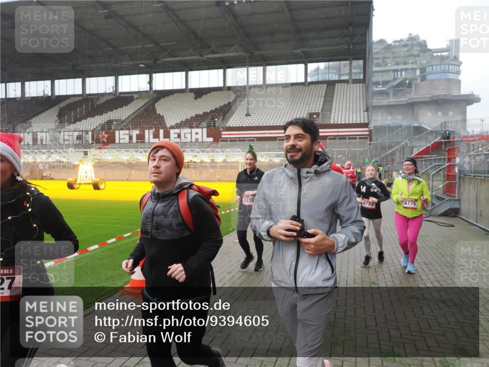 07.12.2025 - St. Pauli X-Mass-Run No. 15 Fabian Wolf http://msf.ph/oto/9394605 07.12.2025 10:25:56 Ziel 369, 374, 387, 398, 422, 1227, 1538, 1561, 1581, 1586, 2041, 2104, 2106, 2149, 2191, 2215, 2896, 3779, 3805, 3910, 3918, 4300, 4301, 4492, 4501, 4775, 4782 meine-sportfotos.de