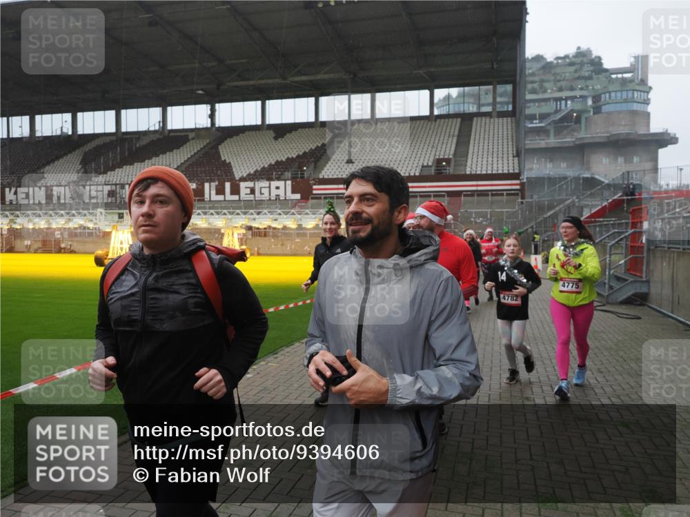 07.12.2025 - St. Pauli X-Mass-Run No. 15 Fabian Wolf http://msf.ph/oto/9394606 07.12.2025 10:25:57 Ziel 369, 374, 387, 398, 422, 1227, 1538, 1561, 1581, 1586, 2041, 2104, 2106, 2149, 2191, 2215, 2896, 3779, 3805, 3910, 3918, 4300, 4301, 4492, 4775, 4782 meine-sportfotos.de