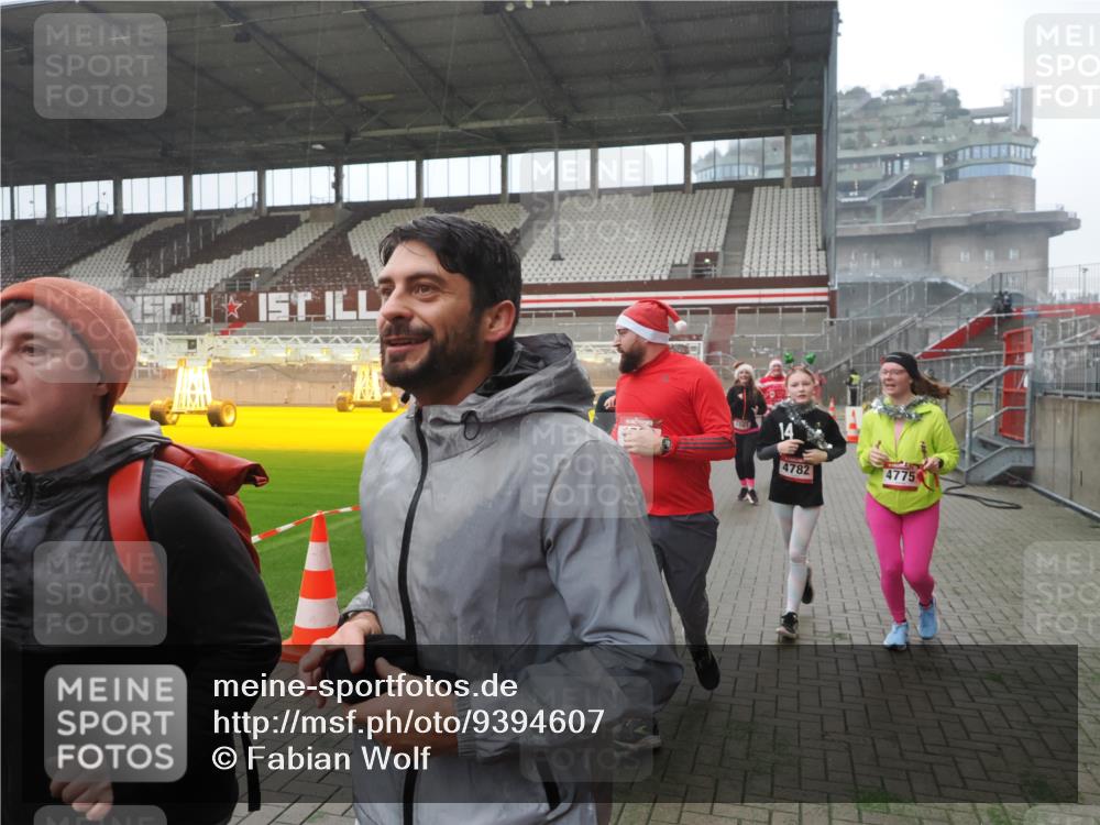 07.12.2025 - St. Pauli X-Mass-Run No. 15 Fabian Wolf http://msf.ph/oto/9394607 07.12.2025 10:25:57 Ziel 369, 374, 387, 398, 422, 1227, 1538, 1561, 1581, 1586, 2041, 2104, 2106, 2149, 2191, 2215, 2896, 3779, 3805, 3910, 3918, 4300, 4301, 4492, 4775, 4782 meine-sportfotos.de