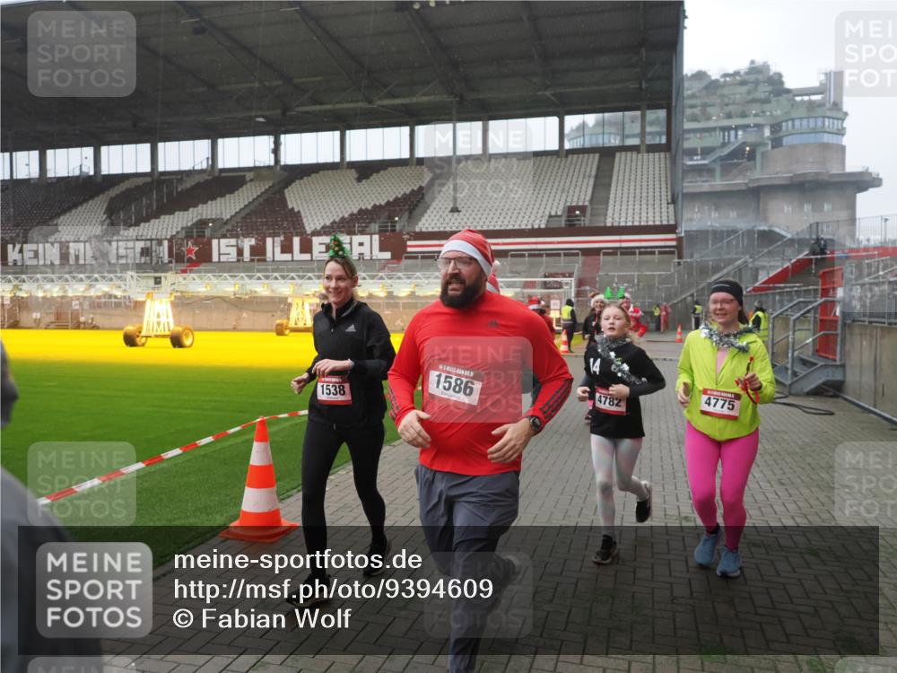 07.12.2025 - St. Pauli X-Mass-Run No. 15 Fabian Wolf http://msf.ph/oto/9394609 07.12.2025 10:25:57 Ziel 369, 374, 387, 398, 422, 1227, 1538, 1561, 1581, 1586, 2041, 2104, 2106, 2149, 2191, 2215, 2896, 3779, 3805, 3910, 3918, 4300, 4301, 4492, 4775, 4782 meine-sportfotos.de