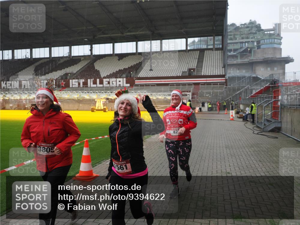 07.12.2025 - St. Pauli X-Mass-Run No. 15 Fabian Wolf http://msf.ph/oto/9394622 07.12.2025 10:26:00 Ziel 374, 387, 422, 1227, 1538, 1561, 1581, 1586, 2041, 2106, 2149, 2191, 2215, 2896, 3805, 3910, 3918, 4300, 4301, 4492, 4775, 4782 meine-sportfotos.de