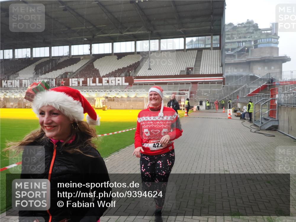 07.12.2025 - St. Pauli X-Mass-Run No. 15 Fabian Wolf http://msf.ph/oto/9394624 07.12.2025 10:26:00 Ziel 374, 387, 422, 1227, 1538, 1561, 1581, 1586, 2041, 2106, 2149, 2191, 2215, 2896, 3805, 3910, 3918, 4300, 4301, 4492, 4775, 4782 meine-sportfotos.de